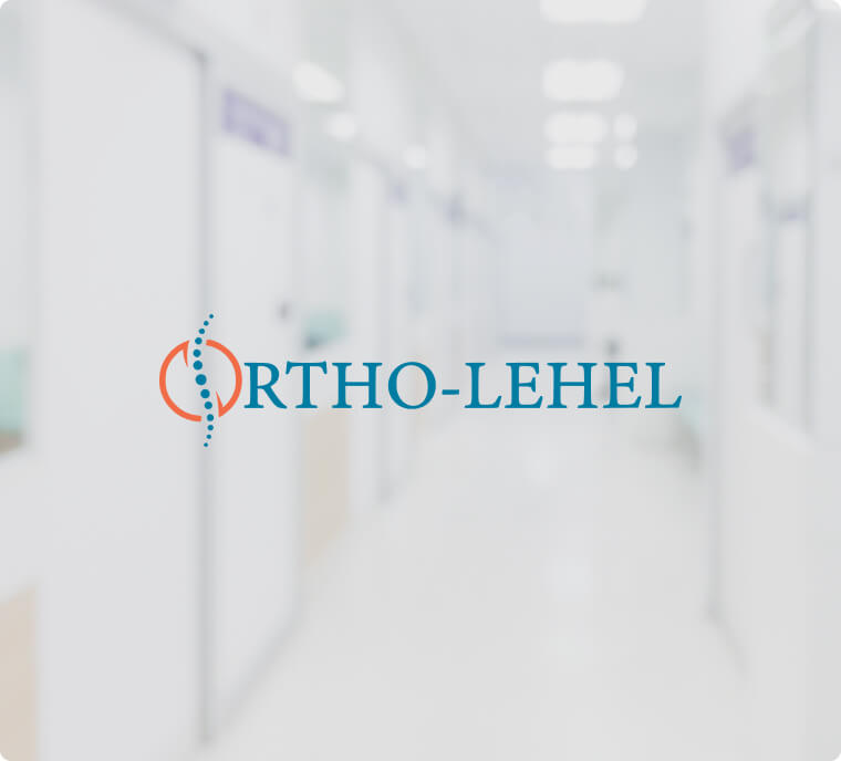 Logo von Ortho-Lehel, im Hintergrund ein undeutliches Foto des Flurs der Praxis.